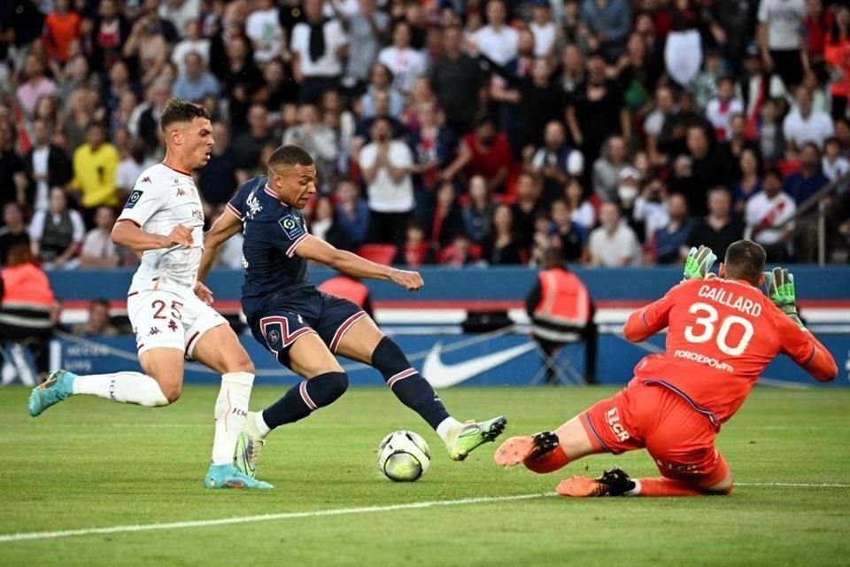 Uno de los tres goles de Kylian Mbappé en el triunfo de 5-0 del PSG sobre Metz.