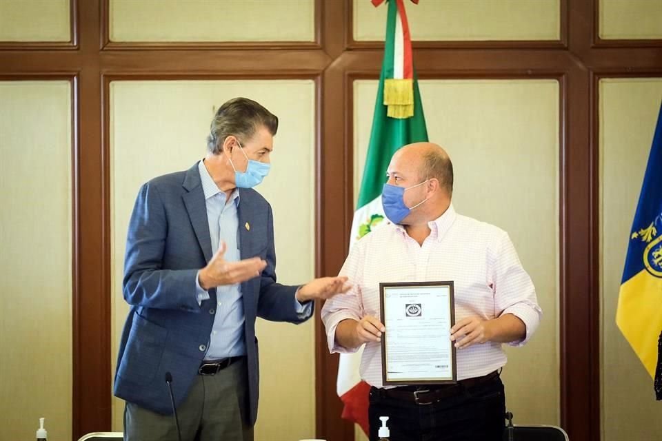 Miguel Ángel Domínguez, presidente del CRT, y Enrique Alfaro, Gobernador de Jalisco, durante la presentación de la certificación.
