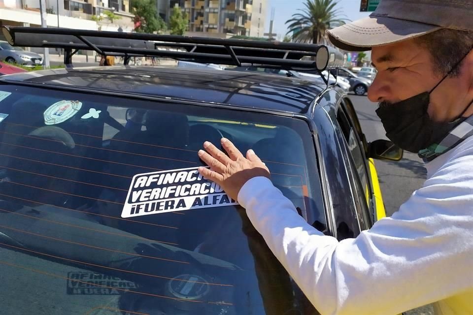 Ciudadanos protestaron por tercera ocasión este domingo en el cruce de Avenida Hidalgo y Federalismo contra verificación vehicular.