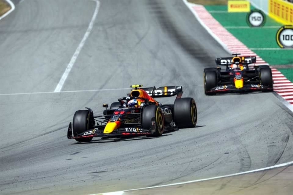 Sergio Pérez le tuvo que ceder el liderato en Barcelona a Max Verstappen.