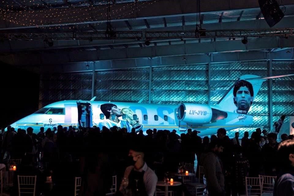 El avión dedicado a Maradona.
