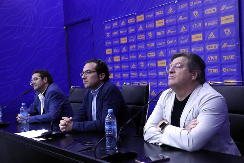 Antonio Sancho (izq. a der.) Mauricio Culebro y Miguel Herrera hablaron en conferencia tras anunciarse sanciones a Tigres.