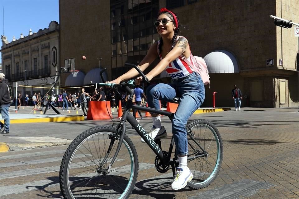 Mujer ciclista en la Vía RecreActiva, en Guadalajara.