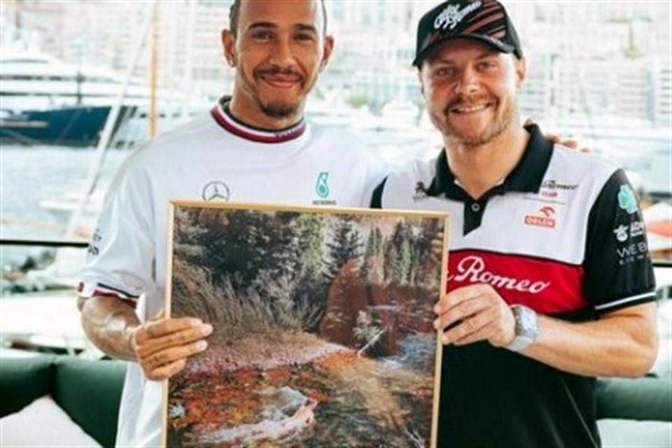 Lewis Hamilton recibiendo el regalo de su ex compañero de escudería.