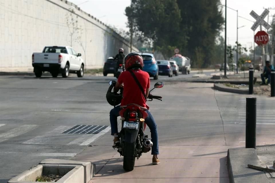 'BICI MOTORIZADA'. Hay motociclistas que usan las ciclovías, pese a que lo tienen prohibido, como este caso de Periférico e inglaterra.