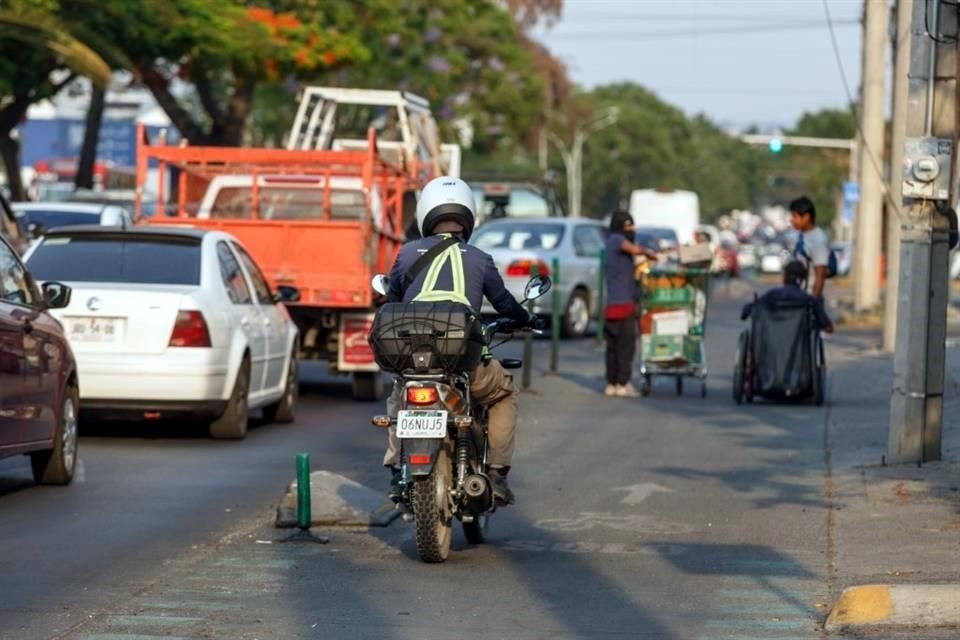 Otra de las situaciones irregulares que ocurren con gran frecuencia en las ciclovías es que son utilizadas por motociclistas, pese a que lo tienen prohibido.