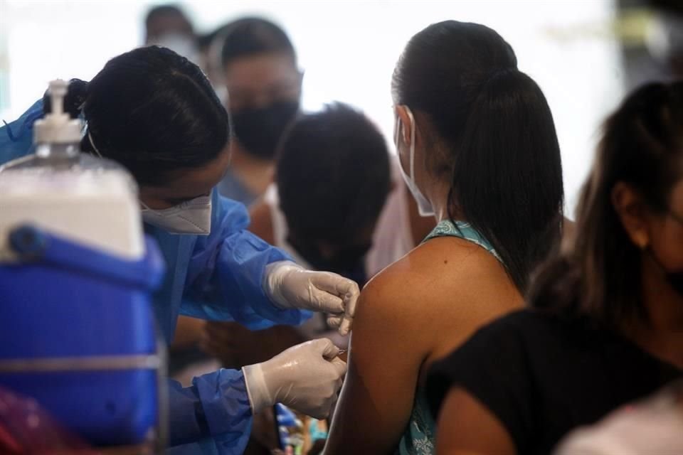 De acuerdo con la Secretaría de Salud, el 96% del personal médico que acudió al Auditorio Benito Juárez por su vacuna, ejerce en el ámbito privado.