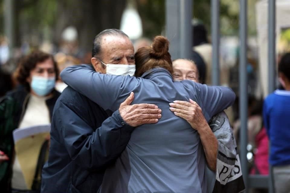Patricia Obledo abrazó a sus papás, Mario Obledo y Guadalupe Gómez, feliz porque les fue aplicada la segunda dosis contra el Covid-19, después de hacer fila por horas en el Parque Agua Azul.