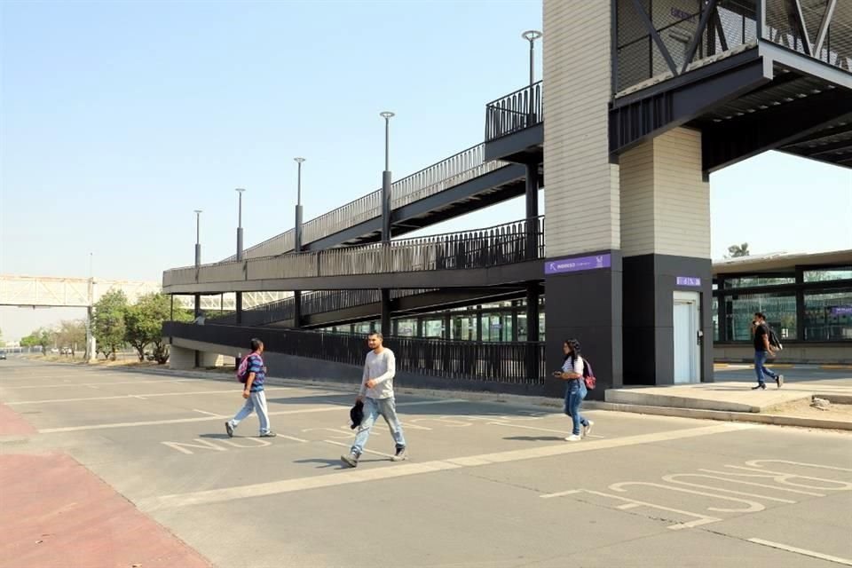 En la estación Zoológico de Guadalajara no hay paso peatonal para cruzar la lateral ni semáforo.