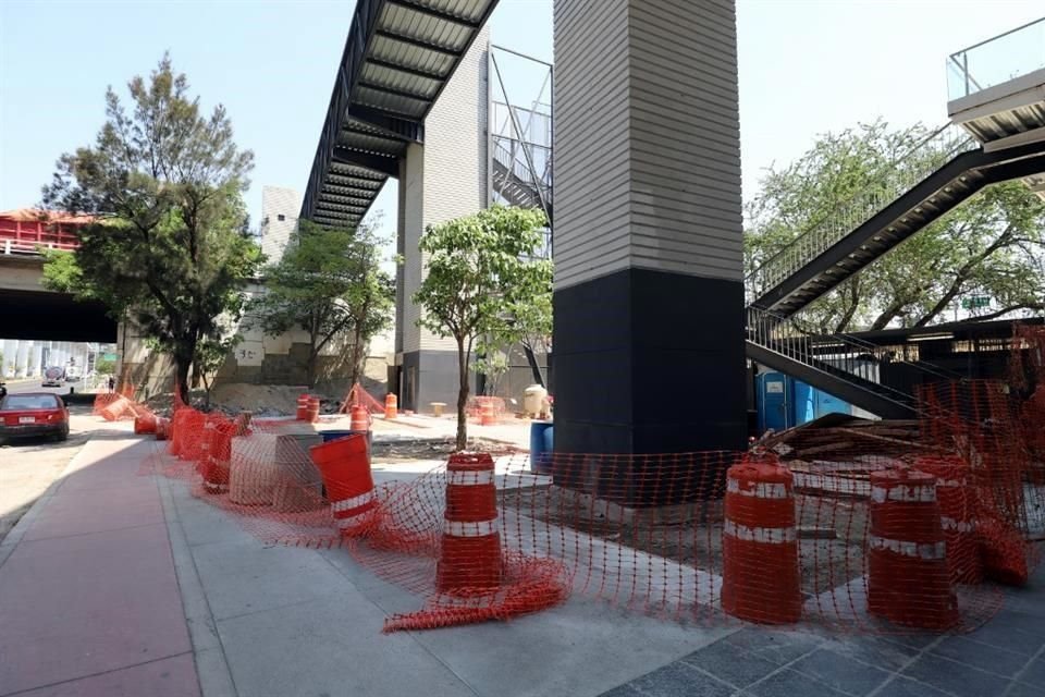 El acceso peatonal de la estación Periférico Belenes sigue en construcción.