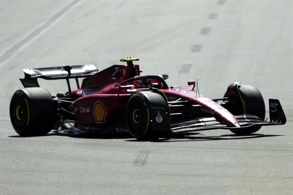El español Carlos Sainz también fue víctima del mal  momento de Ferrari.