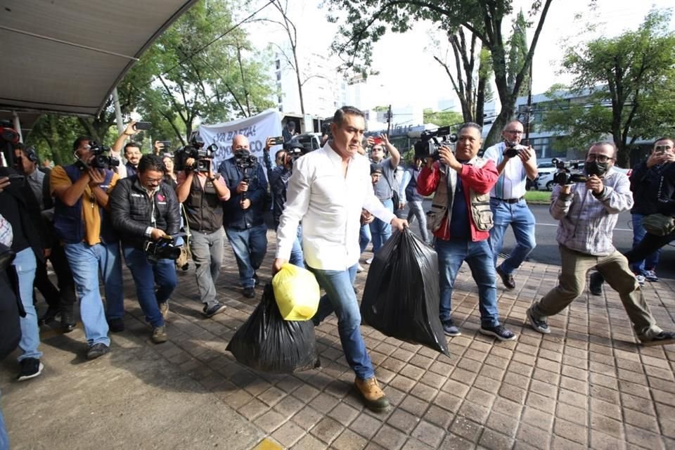 Salvador Zamora, Alcalde de Tlajomulco de Zúñiga, lleva la basura del municipio a las oficinas de Caabsa Eagle, en Calle Morelos.