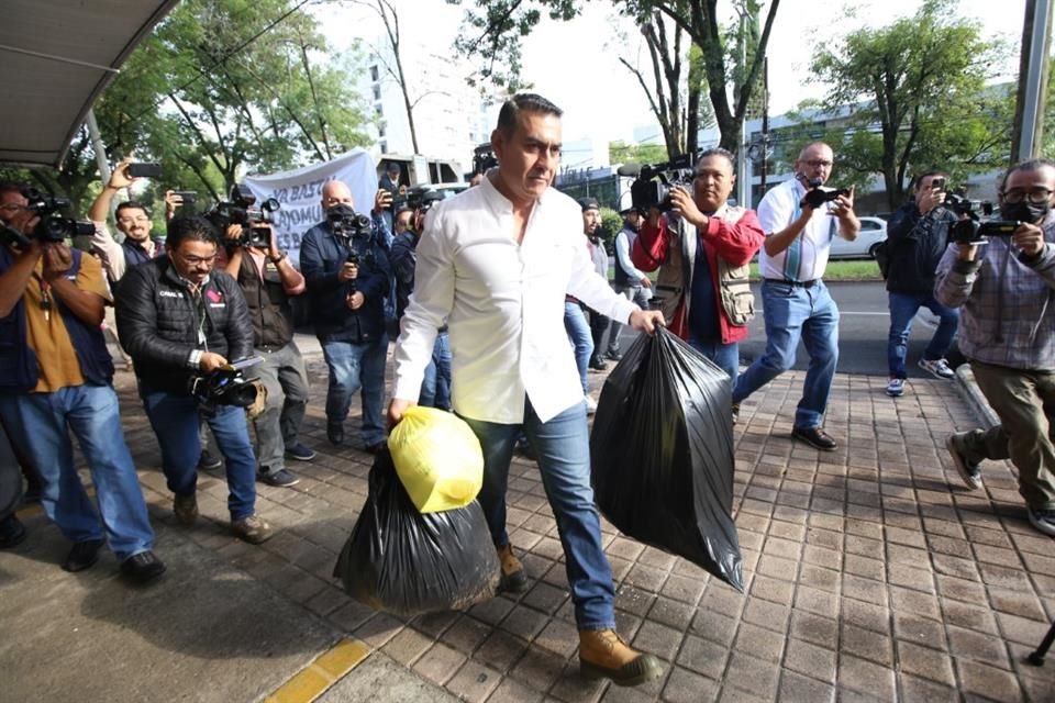 Salvador Zamora, Alcalde de Tlajomulco de Zúñiga llevó toneladas de baura, en señal de protesta, a las oficinas de Caabsa, en Guadalajara.