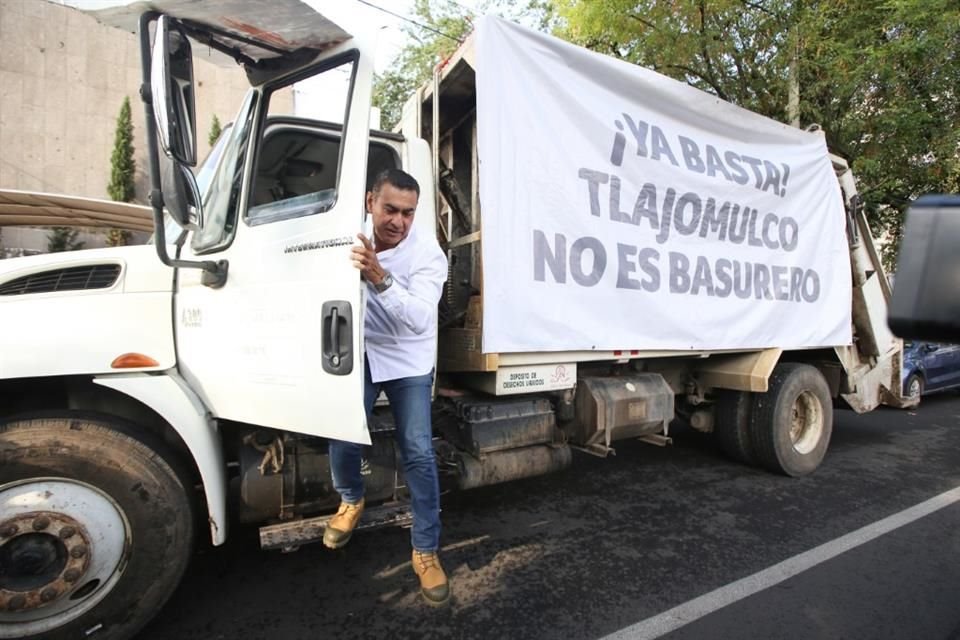 Salvador Zamora, Alcalde de Tlajomulco de Zúñiga llegó ayer en un camión recolector de basura a Caabsa.