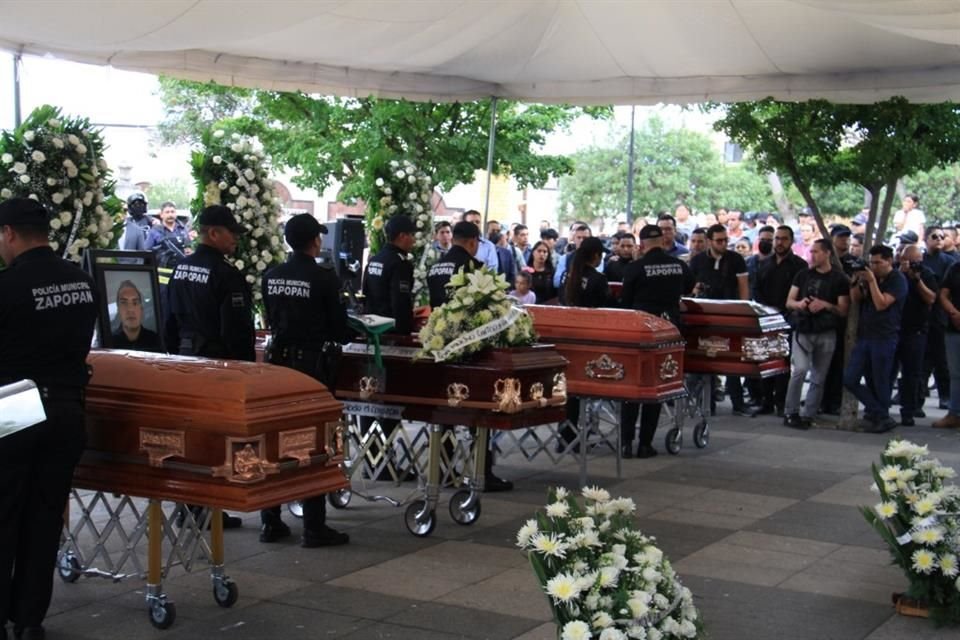 Familiares de los cuatro policías asesinados en El Salto acudieron al homenaje de cuerpo presente que se realizó ayer.