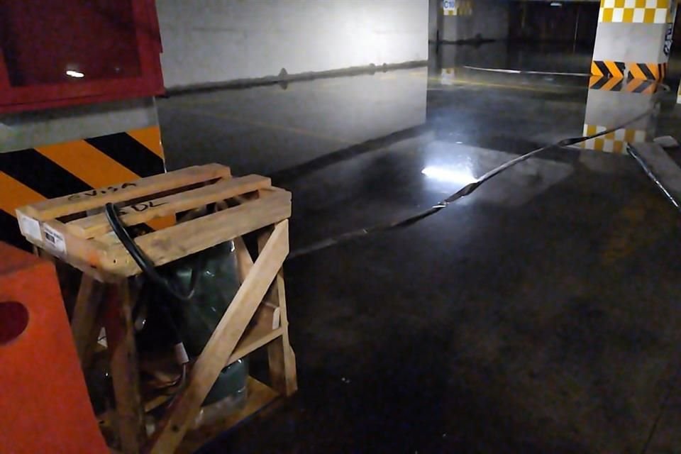 El agua acumulada en el sótano del Mercado Corona es extraída con una bomba y, a diferencia de otras ocasiones que se mandaba al drenaje, se pone en pipas.