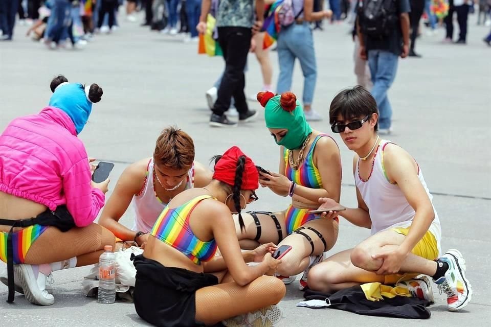 Los primeros contingentes de la Marcha LGBT+ arribaron al Zócalo de la Ciudad de México alrededor de las 14:40.