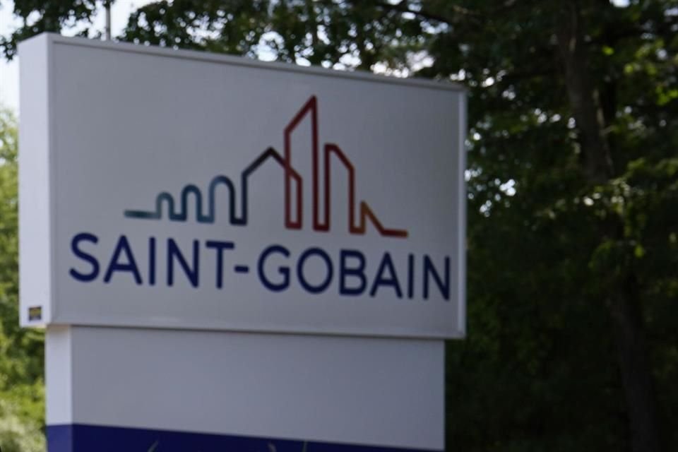 Saint-Gobain suministra vidrio a la industria automotriz.