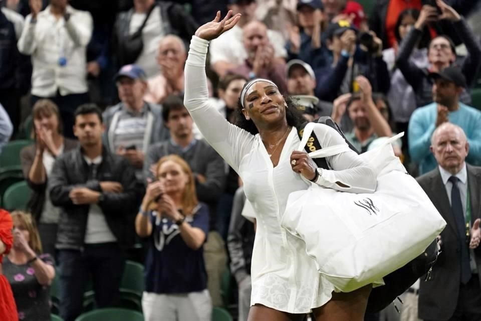 Serena Williams despidiéndose de la afición de Wimbledon.