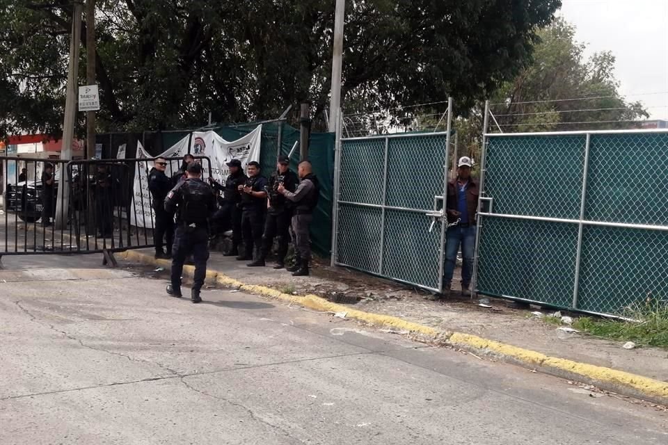 Unos 40 policías de GDL, Tlaquepaque y Tonalá, así como 7 patrullas, rodean la entrada a la obra del colector pluvial en Parque San Rafael.