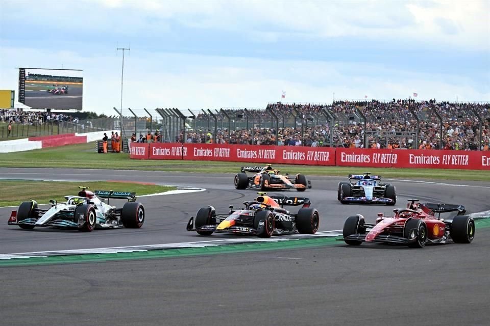En las últimas vueltas, se vivieron momentos de emoción por el duelo entre Hamilton, Pérez y Leclerc.
