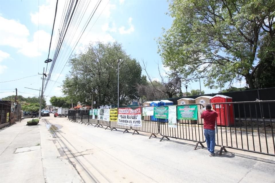 Lonas en contra y a favor de que se haga el colector en la Calle Federico Medrano y dentro del Parque San Rafael, donde se reanudaron los trabajos.