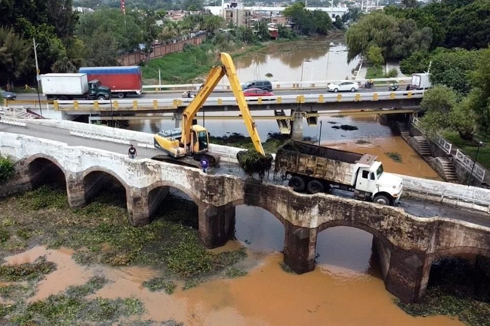 Mientras se hacía desazolve en el Río Zula, una retroexcavadora dañó el puente histórico de Ocotlán.