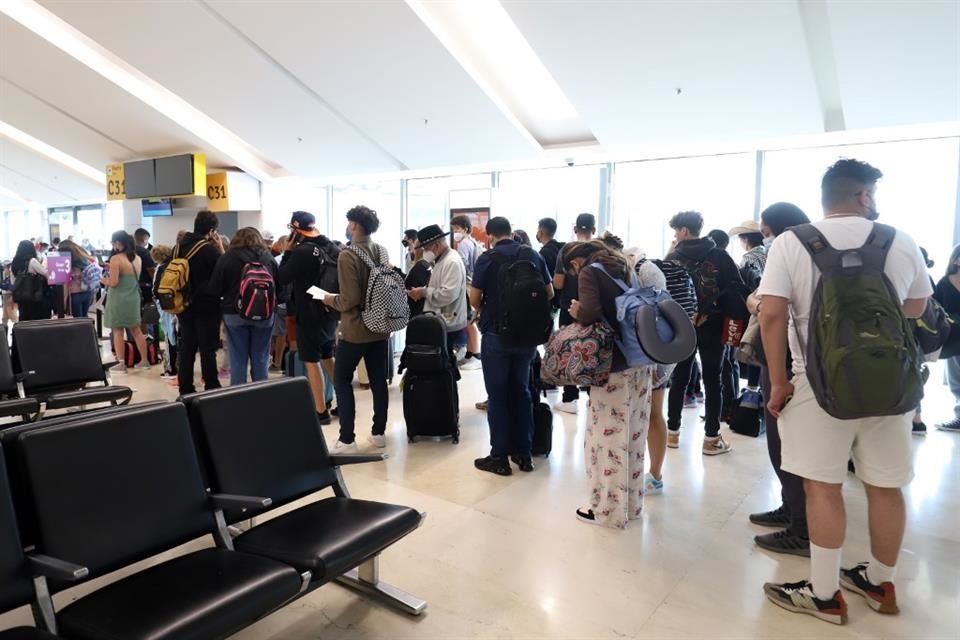Sala de espera remodelada del Aeropuerto Internacional de Guadalajara.