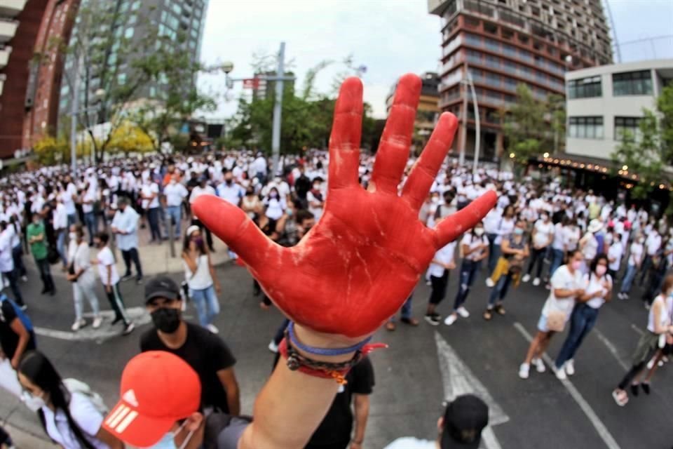 Manos pintadas de rojo, simbolizando la sangre derramada por la inseguridad, estuvieron presentes entre muchos de los participantes.