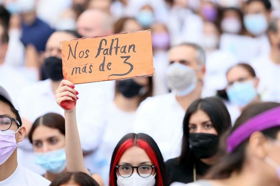 Un grito de justicia a 10 mil voces cimbró ayer a Guadalajara, ante el asesinato de los hermanos González Moreno.