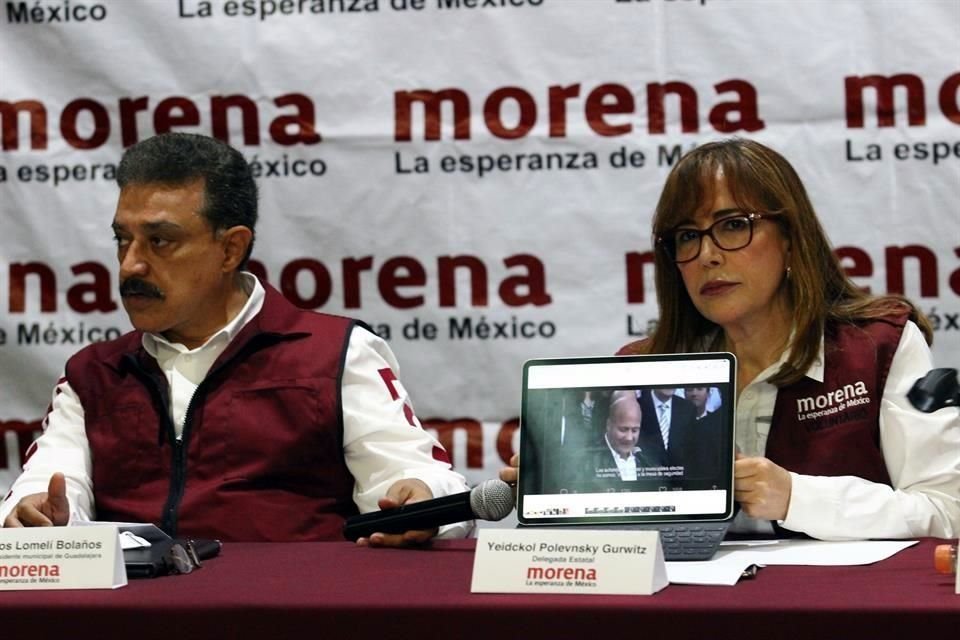 Carlos Lomelí, candidato de Morena a Guadalajara, y Yeidckol Polevnsky, delegada de Morena en Jalisco, en rueda de prensa.