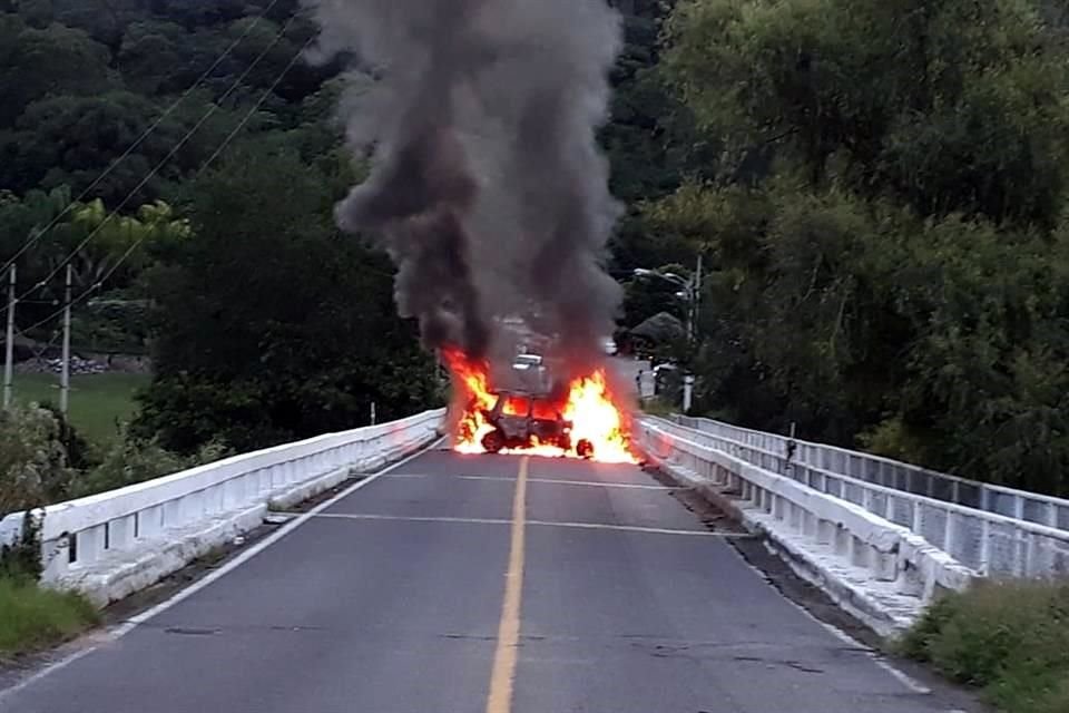 Automotor que fue incendiado en la carretera que lleva a Ixtlahuacán del Río, sobre la localidad Paso de Guadalupe.