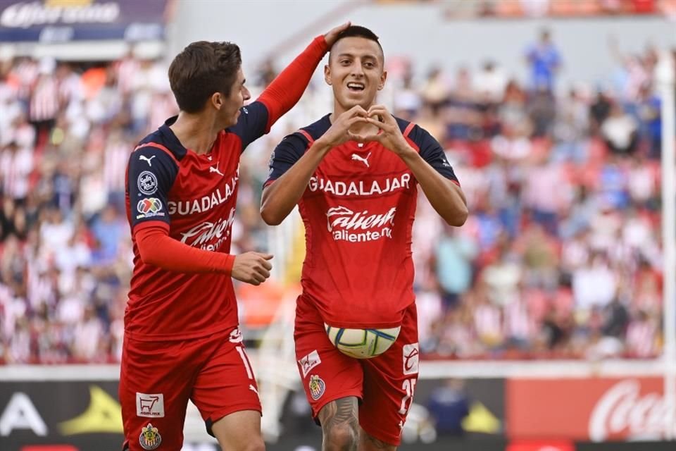 'Piojo' Alvarado festeja su gol junto con Isaac Brizuela.