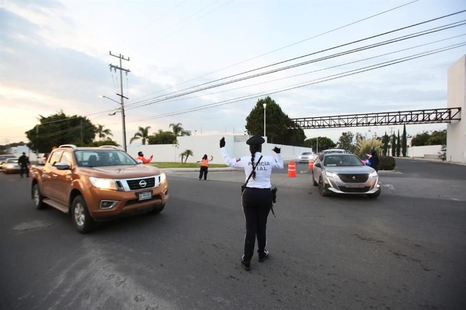 Personal del ayuntamiento de Tlajomulco envío agentes para movilizar los cruces conflictivos en Boulevard Bosque de Santa Anita.