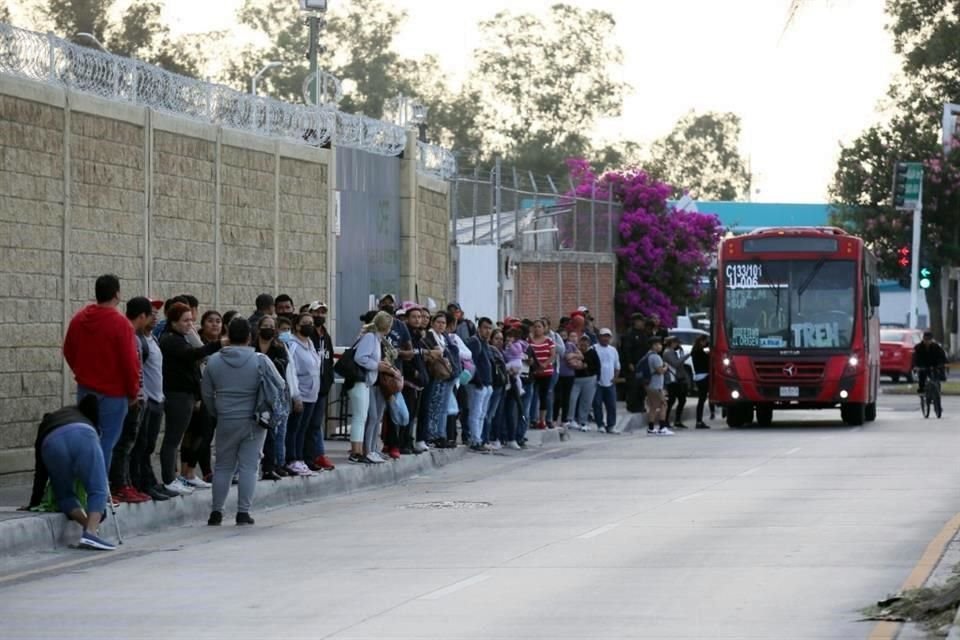Trabajadores hacen largas filas para abordar transporte público en Bulevar Bosques de Santa Anita.