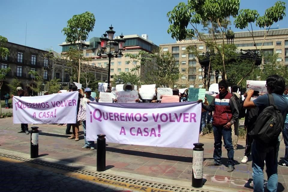 Habitantes de Teocaltiche se manifestaron este jueves en Palacio de Gobierno para exigir seguridad.