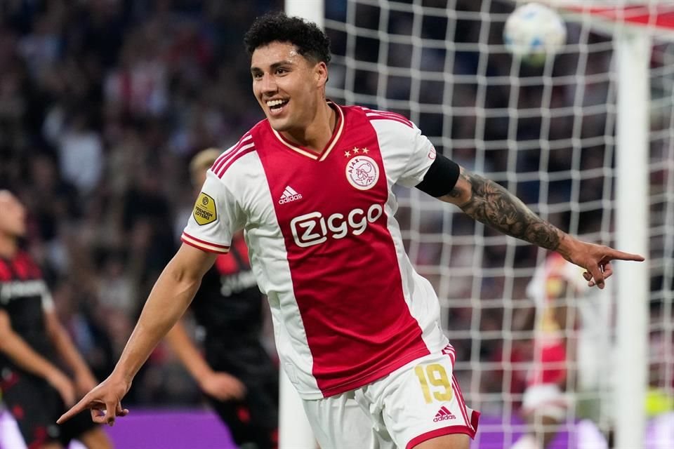 Jorge Sánchez celebra su primera asistencia en el Ajax.