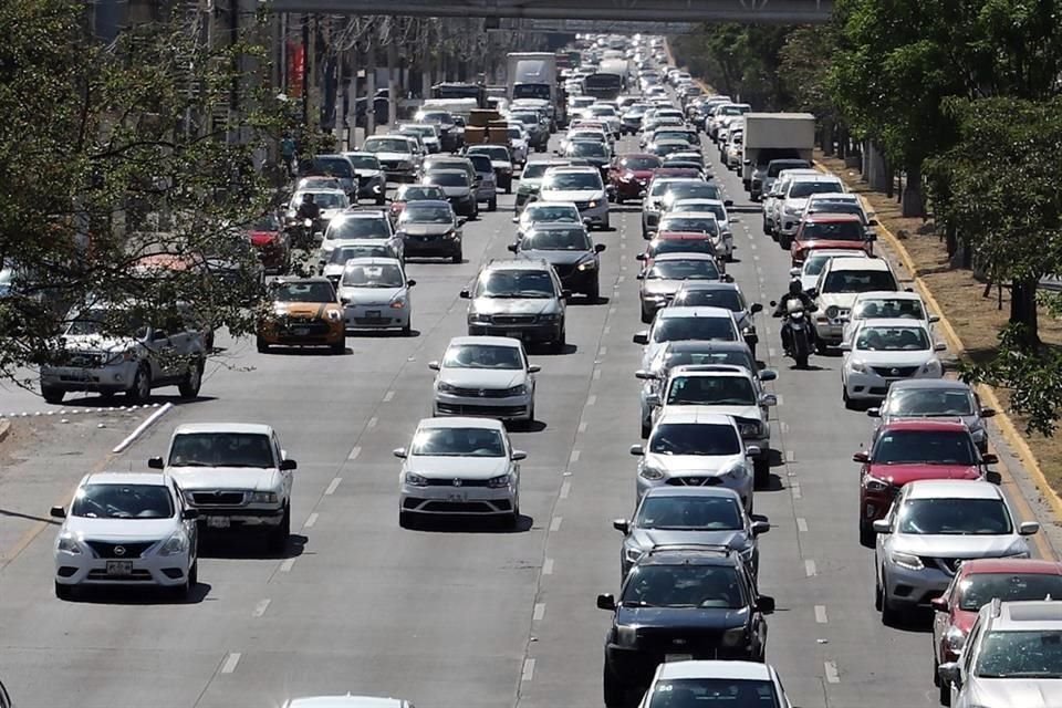 Optar por transporte no motorizado o colectivo es lo que le queda a vecinos de Av. López Mateos Sur para evitar el tráfico, señala experta.