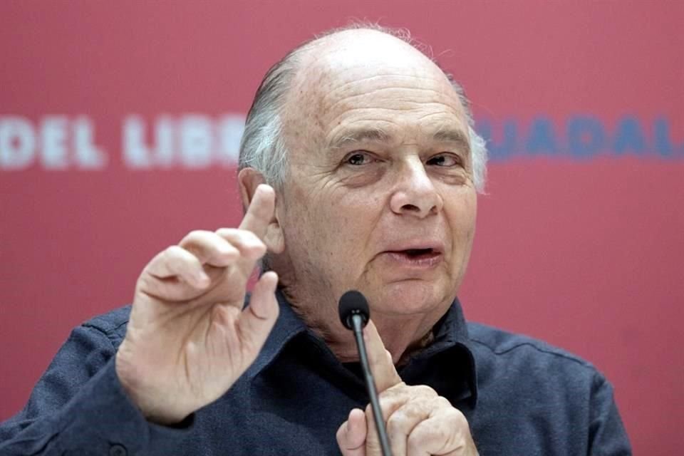 El historiador Enrique Krauze convocó a mexicanos a manifestarse en favor del INE, para hacer frente a la amenaza de libertad de expresión.