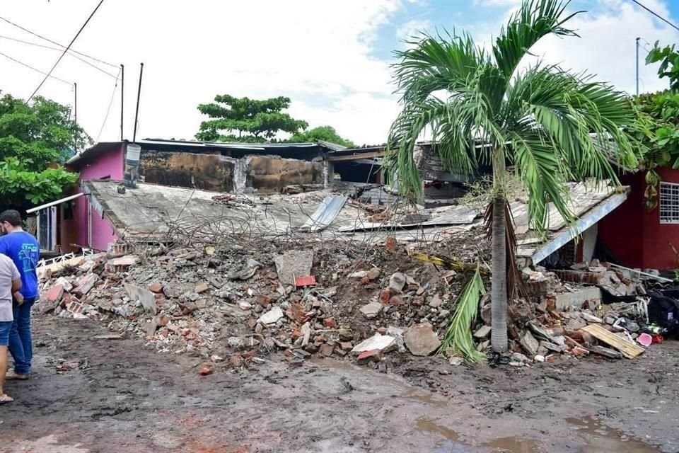 En Colima 2 mil 790 viviendas de 10 municipios fueron afectadas tras sismo registrado ayer de magnitud 7.7, inform Gobierno estatal.