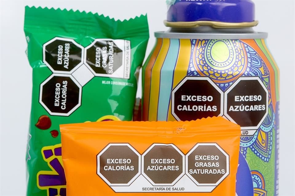 Desde 2020, las empresas de alimentos procesados fueron obligadas a colocar sellos de advertencia y etiquetado frontal en sus empaques.
