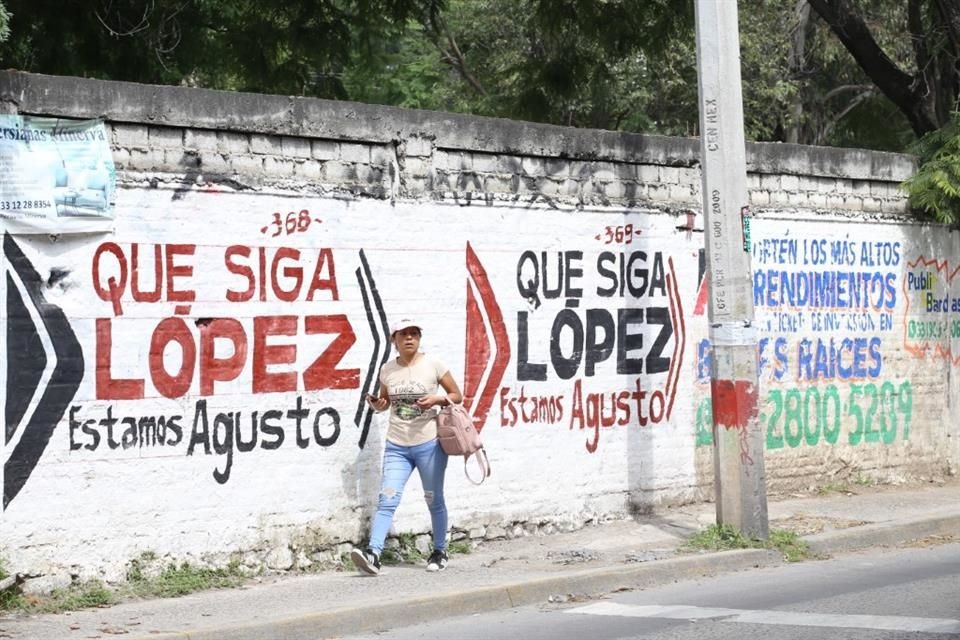 Pintas que dicen 'Que siga López', se colocaron en varios puntos de la Avenida López Mateos Sur, como San José del Tajo y San Agustín.