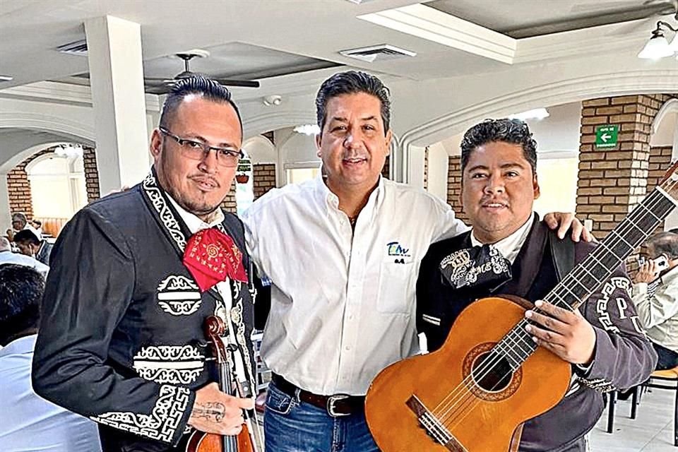 Aunque los líderes de Morena aseguraban que Francisco García Cabeza de Vaca se había fugado del País, el equipo del Gobernador de Tamaulipas aseguró que ayer estuvo en el restaurante 'Las Viandas', de Cd. Victoria, donde saludó a comensales y hasta mariachis.