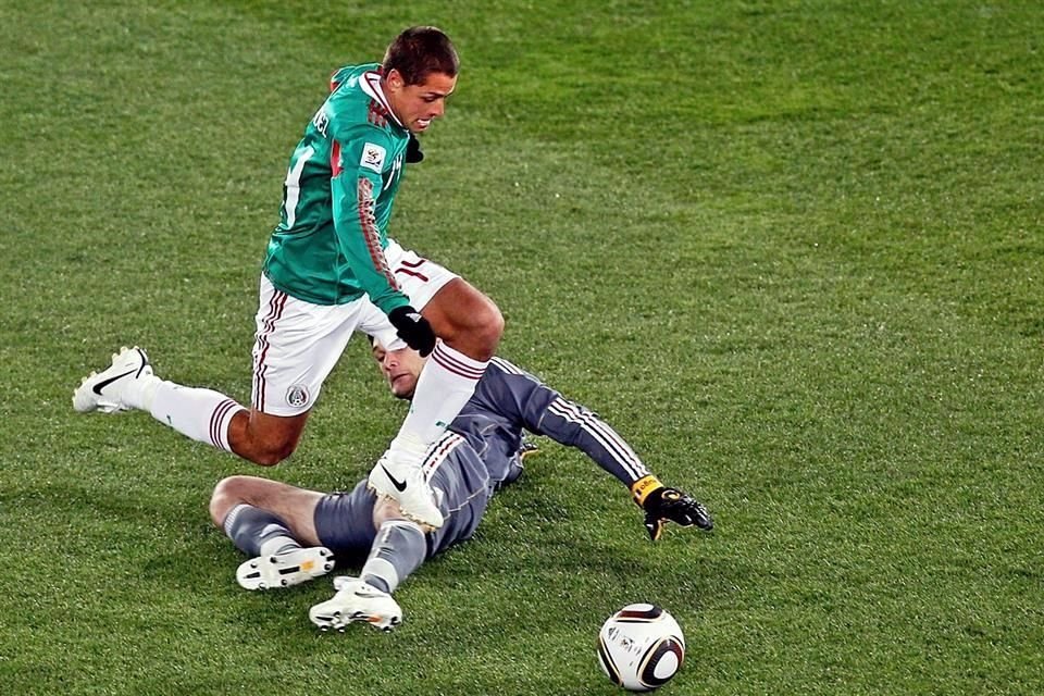 Hernández, además de ser el máximo artillero del Tri, también lo es en Mundiales, con 4 goles, al igual que 'El Matador'.