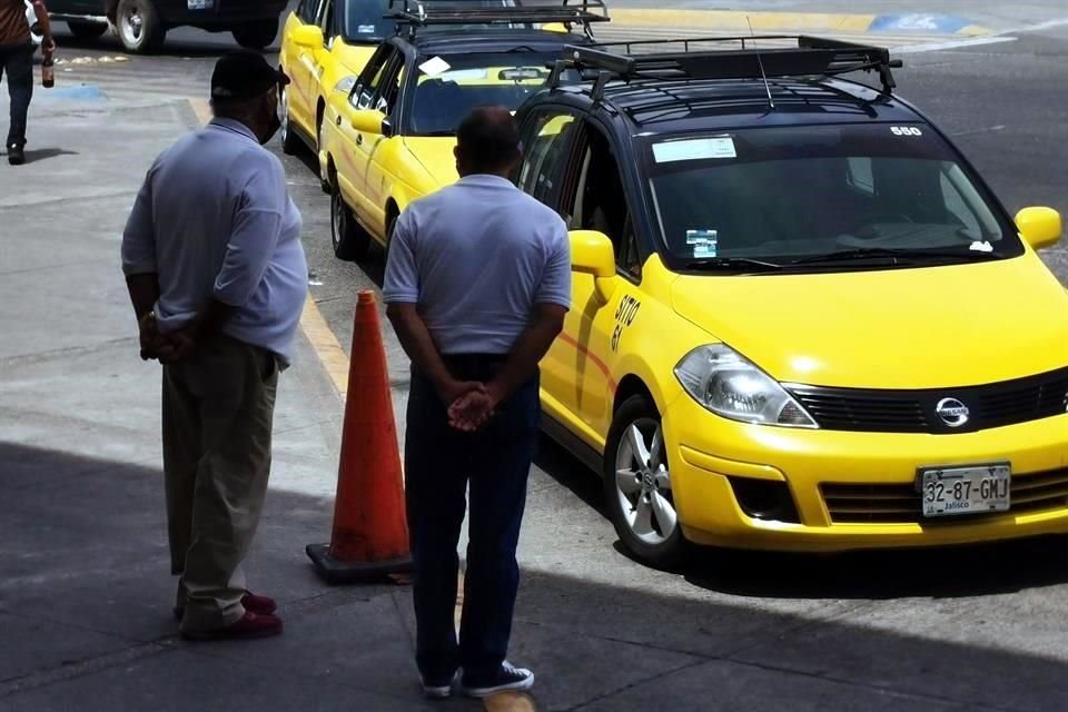 Los turistas que llegan a la Central Nueva se topan con tarifas excesivas de los taxis amarillos. Algunos optan por subir al Tren Ligero.