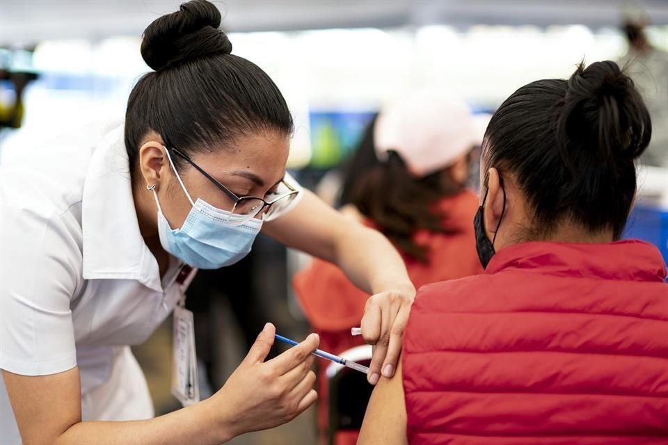 Una trabajadora de la salud aplica una dosis de una vacuna contra Covid-19 en la Ciudad de México.