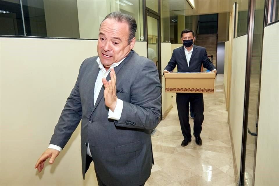 Uribe llegó con una 'caja misteriosa' que finalmente no abrió.