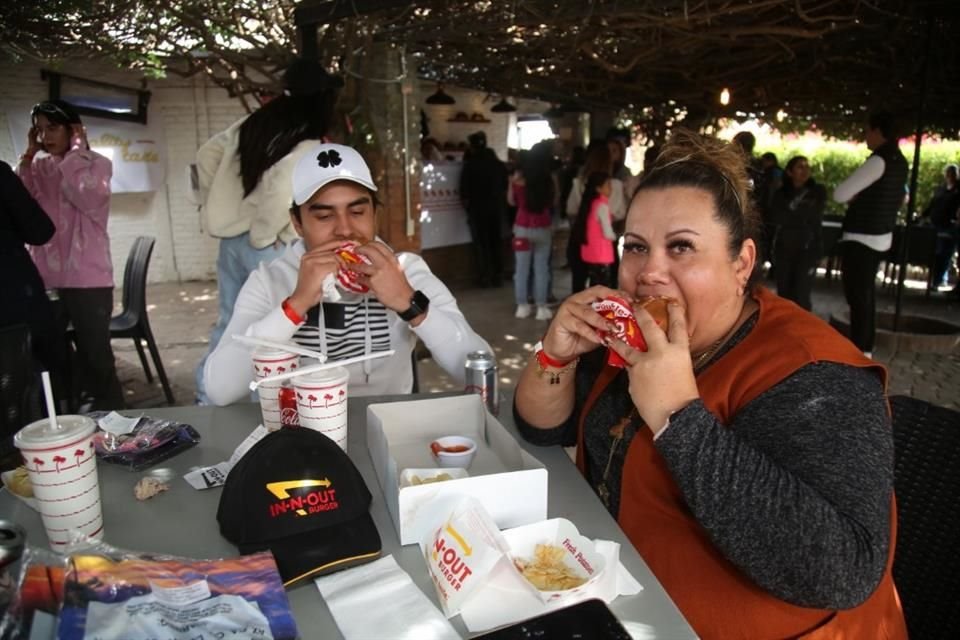 Adrian y Lizette Benavides no se quedaron con las ganas de probar las famosas hamburguesas.