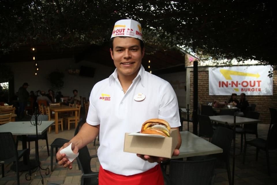 Las visita de la cadena de hamburguesas In-N-out provocó una larga fila en Guadalajara.
