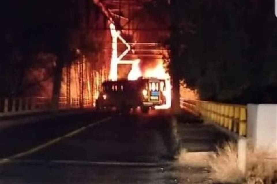 Las carreteras Autlán de Navarro-Unión de Tula y El Grullo-Ciudad Guzmán fueron bloqueadas con al menos tres vehículos.